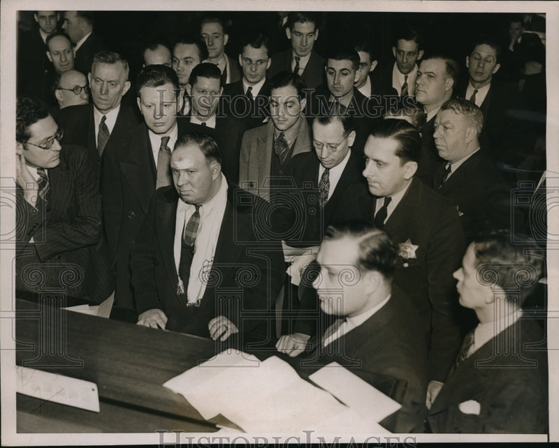 Load image into Gallery viewer, 1937 Press Photo Striking Chicago cab drivers at city court appearance
