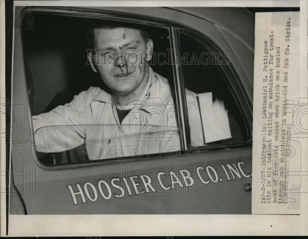 1952 Press Photo Lewthaniel H Pettigrew in his taxi hurt from a hurled brick
