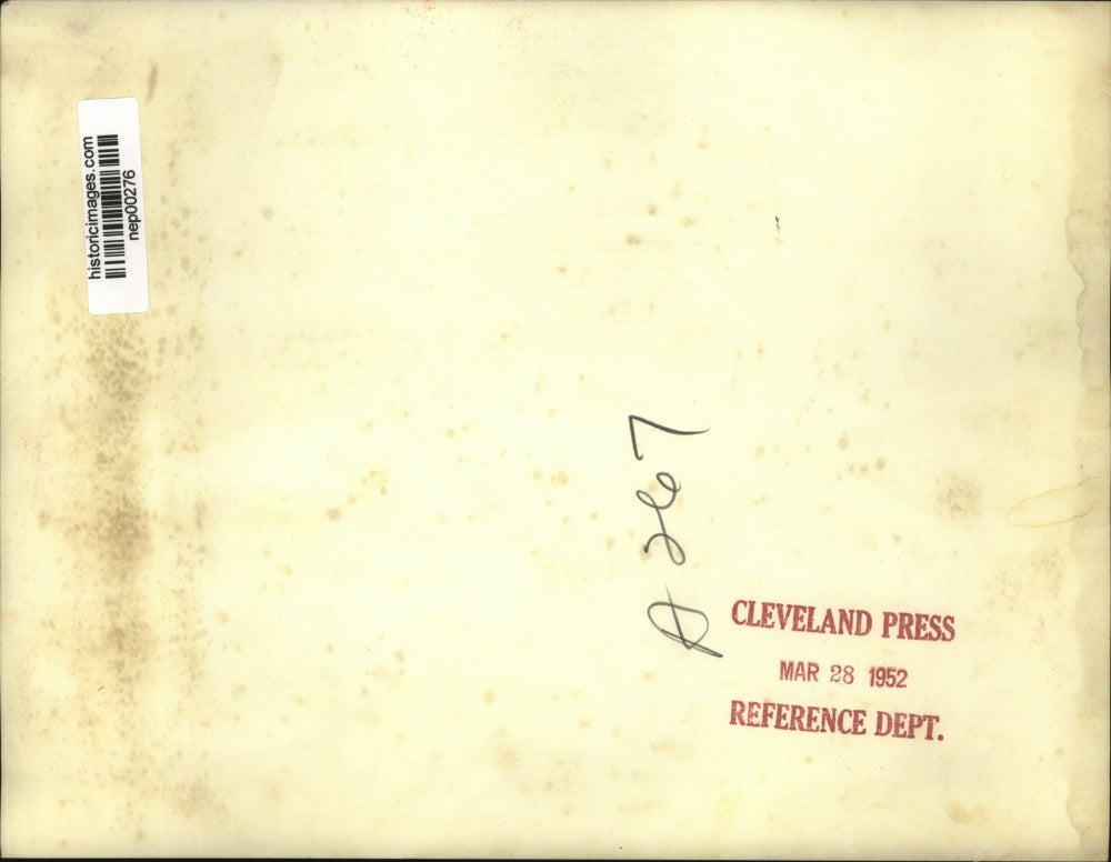 1952 Press Photo Lewthaniel H Pettigrew in his taxi hurt from a hurled brick