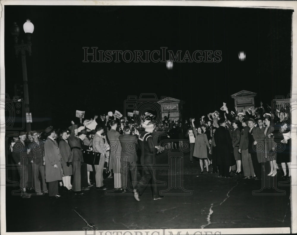 1945 Press Photo Crowds gather at White House gates as Germany surrenders