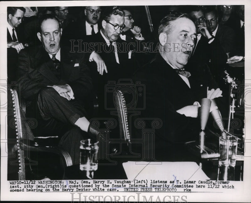 Load image into Gallery viewer, 1953 Press Photo Maj Gen Harry H Vaughn &amp; Lamar Caudle at Senate hearing
