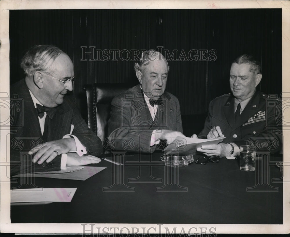1949 Press Photo Michigan Senator Arthur Vandenberg, Tom Connally - nep00695