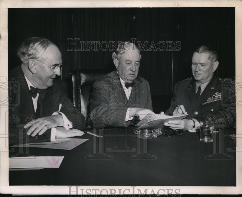 Load image into Gallery viewer, 1949 Press Photo Michigan Senator Arthur Vandenberg, Tom Connally - nep00695
