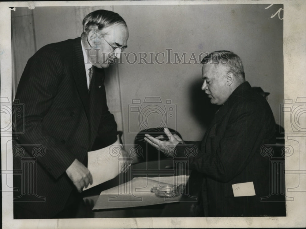1934 Press Photo Mi Sen Arthur Vandenberg, Dr Fin Sparre at Munitions hearing
