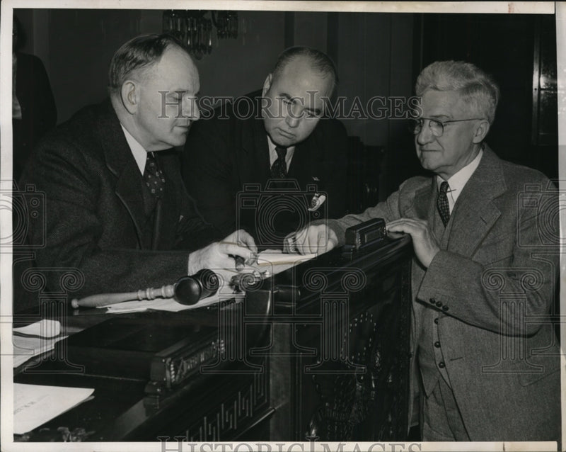 Load image into Gallery viewer, 1941 Press Photo GA Rep Carl Vinson, MN Rep Melvin Haas, Admiral Stark
