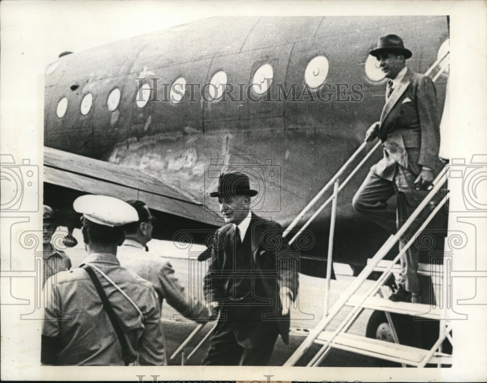 1943 Press Photo Secretary of State Cordell Hull arrives in Middle East