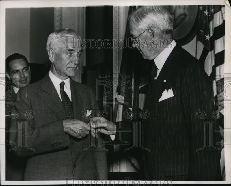 Load image into Gallery viewer, 1938 Press Photo Secy of State Cordell Hull William &amp; Mary College's John Bryan
