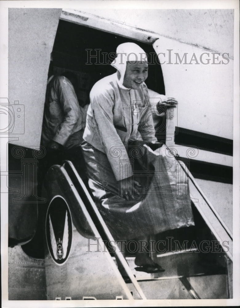 Load image into Gallery viewer, 1957 Press Photo Burmese Premier U Nu arrival in Rangoon Burma - nep01070

