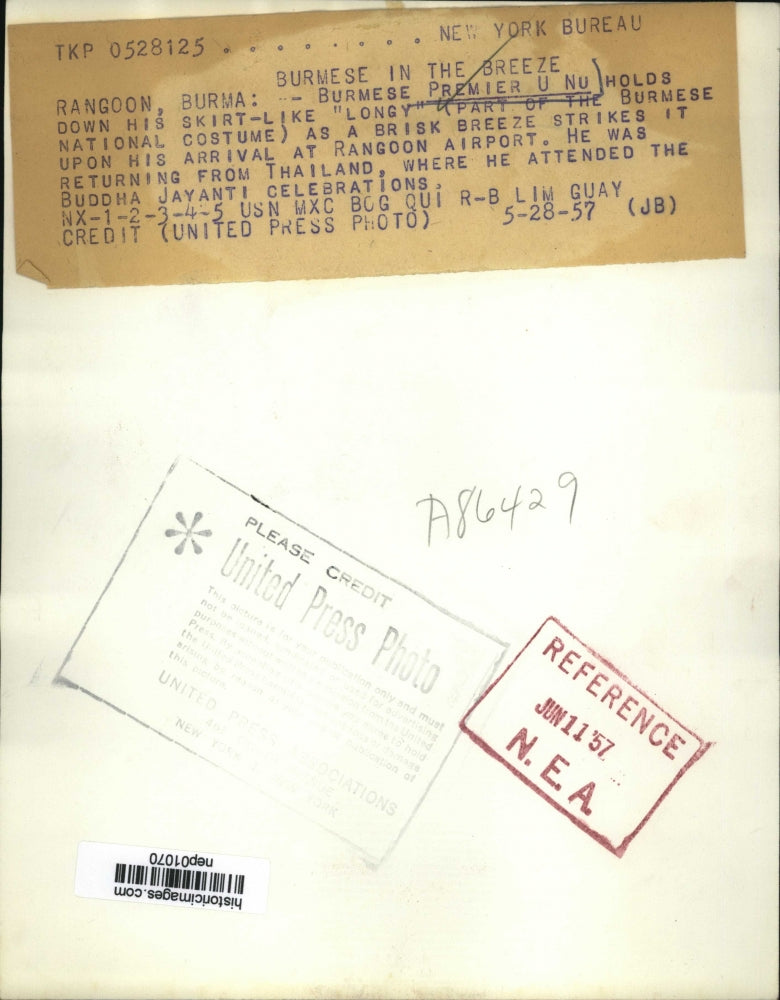 1957 Press Photo Burmese Premier U Nu arrival in Rangoon Burma - nep01070