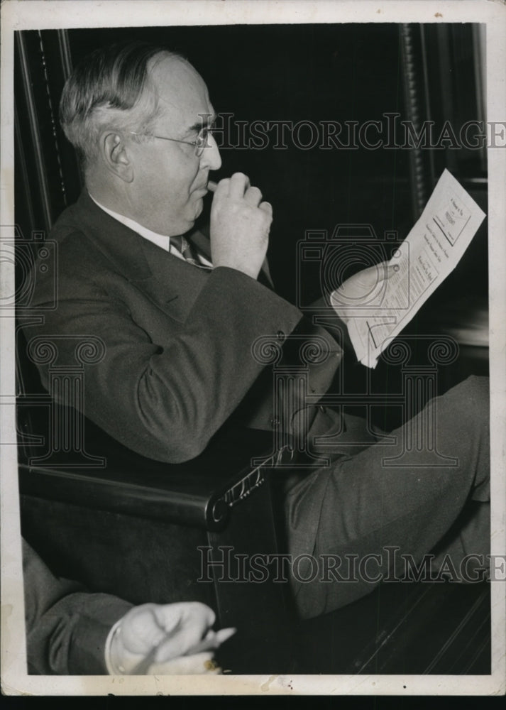 Load image into Gallery viewer, 1937 Press Photo Michigan Senator Arthur Vandenburg in DC - nep01186
