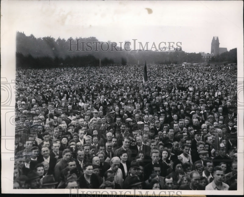 Load image into Gallery viewer, 1949 Press Photo Hannover rally crowds for Dr Kurt Schumacher in Germany
