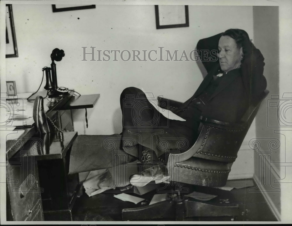 1932 Press Photo Rep Tilman Parks of Arkansas trys to balance budget - nep01444