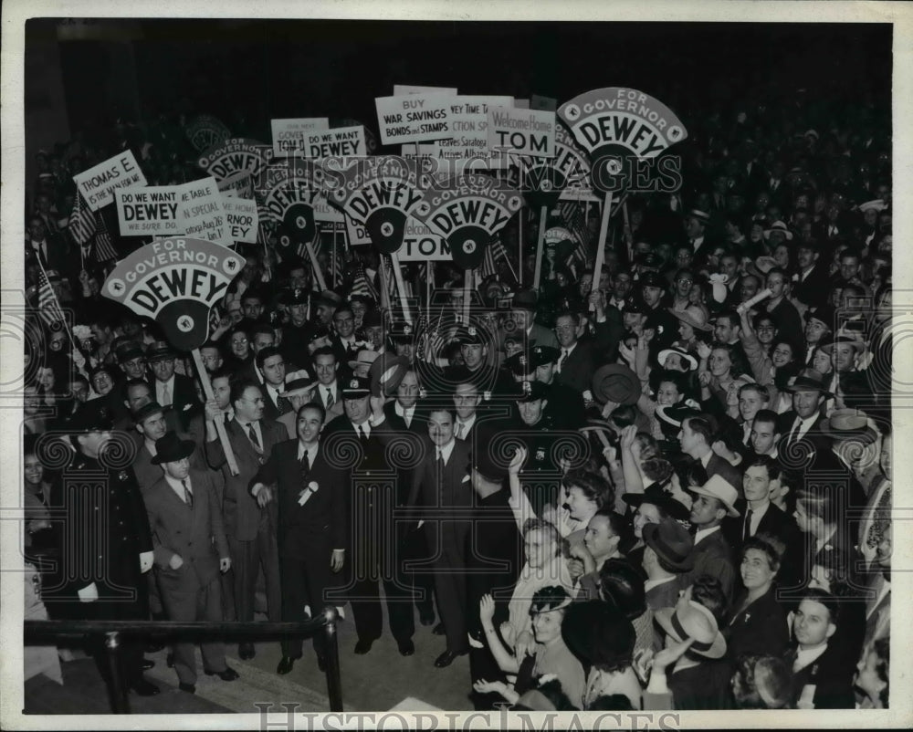 1942 Press Photo Thomas Dewey GOP Presidential candidate in NY - nep01506
