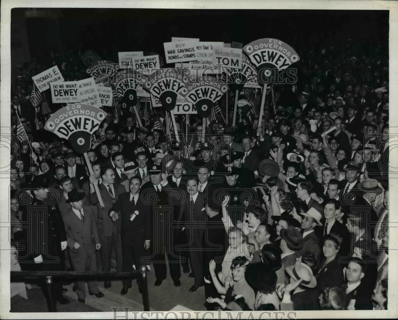 Load image into Gallery viewer, 1942 Press Photo Thomas Dewey GOP Presidential candidate in NY - nep01506
