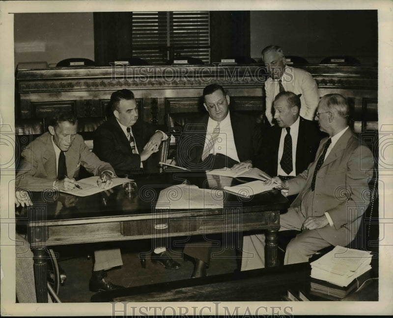 Load image into Gallery viewer, 1945 Press Photo Interstate, Foreign Commerce committee Reps J Priest,G Sadowski
