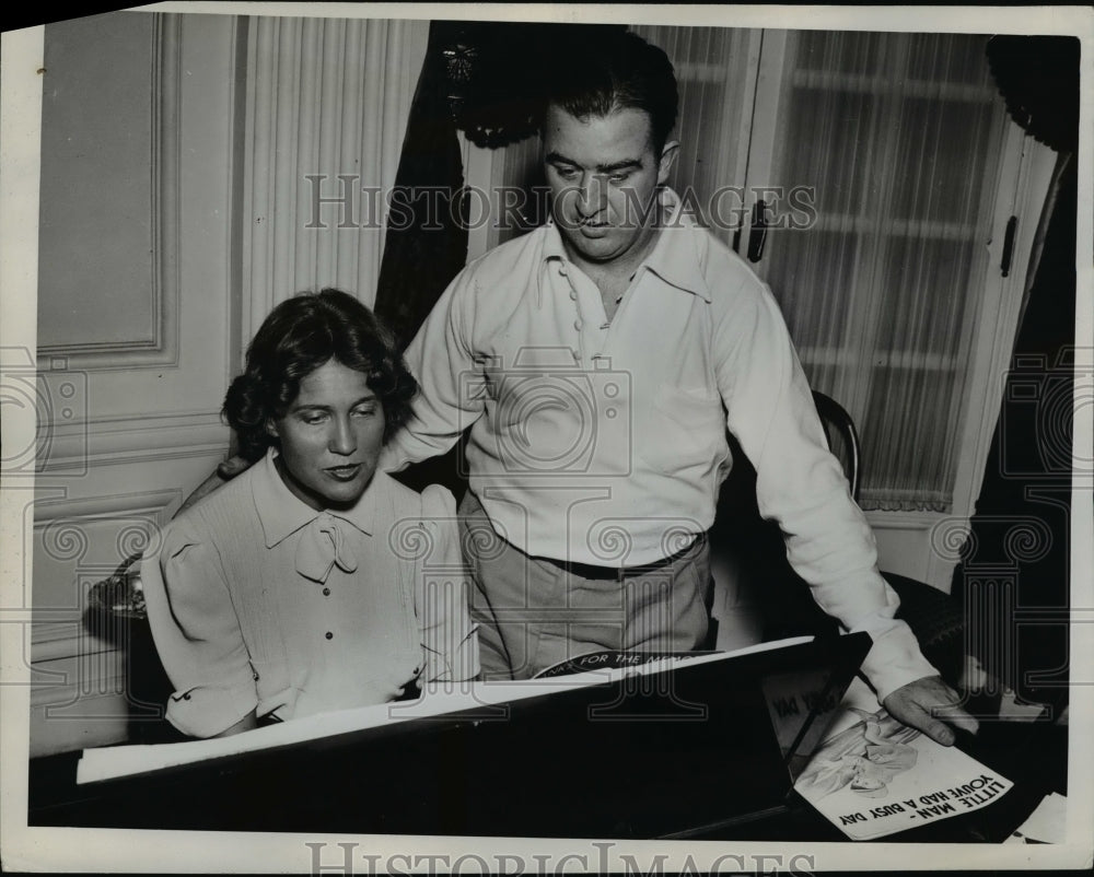 1938 Press Photo Governor & Mrs Chandler at a piano at home - nep01886