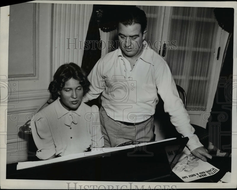 Load image into Gallery viewer, 1938 Press Photo Governor &amp; Mrs Chandler at a piano at home - nep01886
