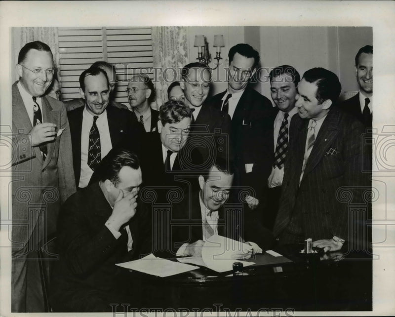 Load image into Gallery viewer, 1939 Press Photo CIO &amp; UAW officials RJ Thomas, James Dewey, WP Brown
