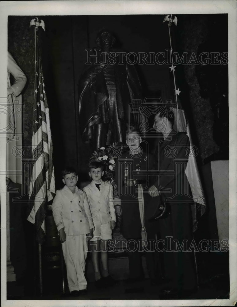 Load image into Gallery viewer, 1944 Press Photo 136th B-day of Jefferson Davis honored in DC Gen JF Howell
