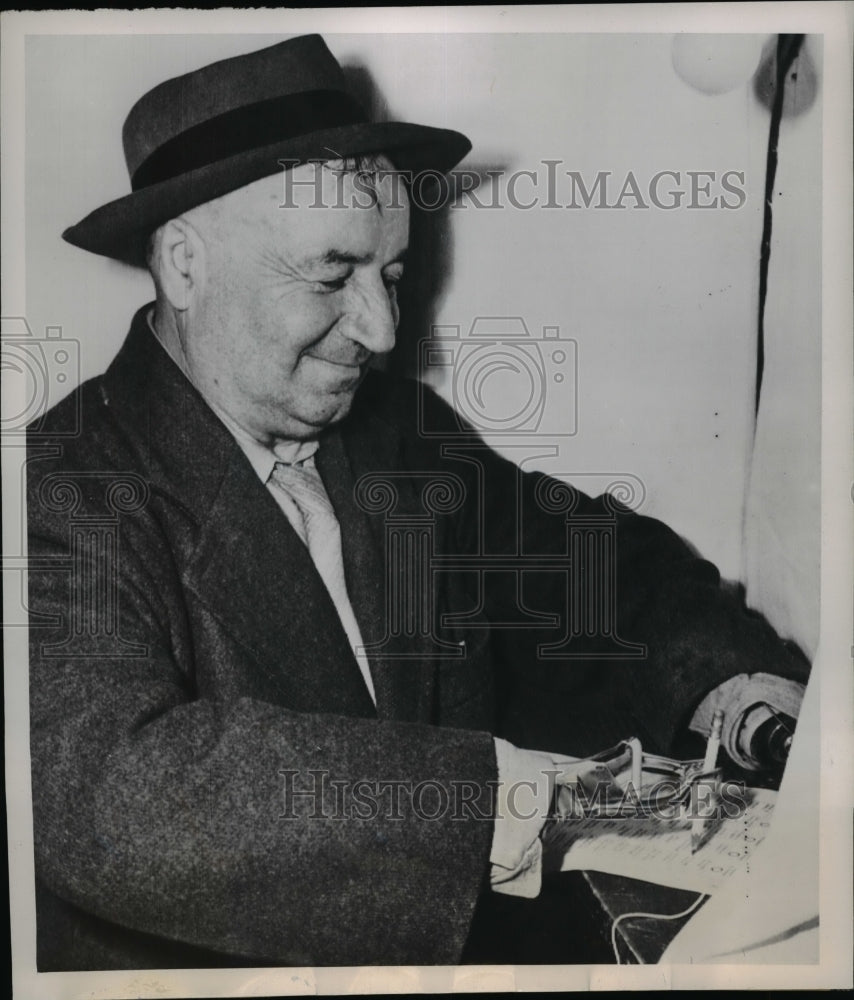 1952 Press Photo Arthur Guse Mayville Wisconsin veteran at voting polls