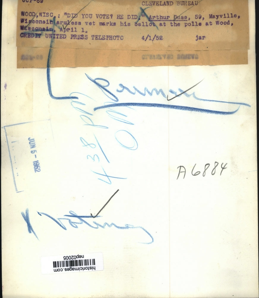 1952 Press Photo Arthur Guse Mayville Wisconsin veteran at voting polls