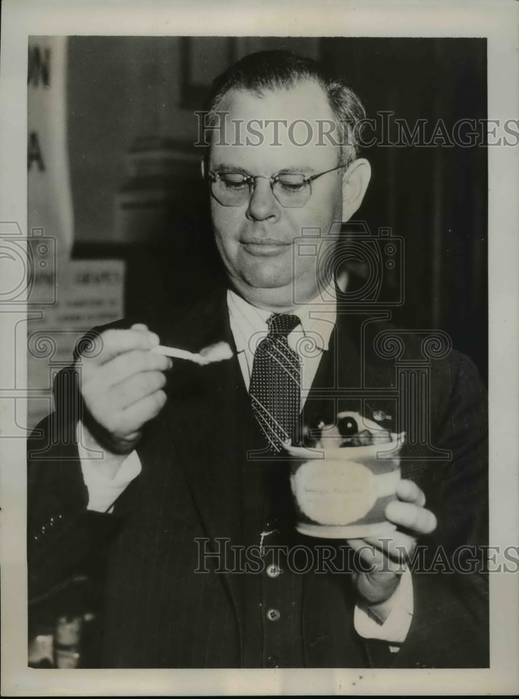 Load image into Gallery viewer, 1939 Press Photo Rep Delacey Allen of Georgia Legislature in Atlanta - nep02070
