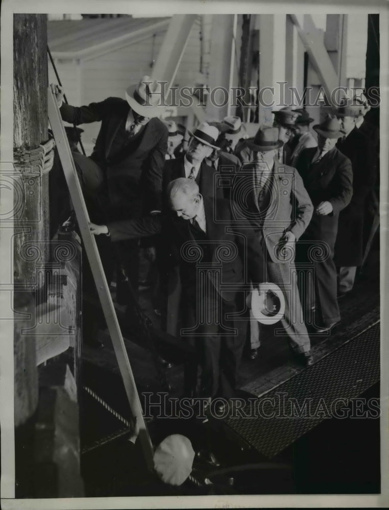 Load image into Gallery viewer, 1935 Press Photo Tom Mooney leaves San Quentin prison with Warden J Holdman
