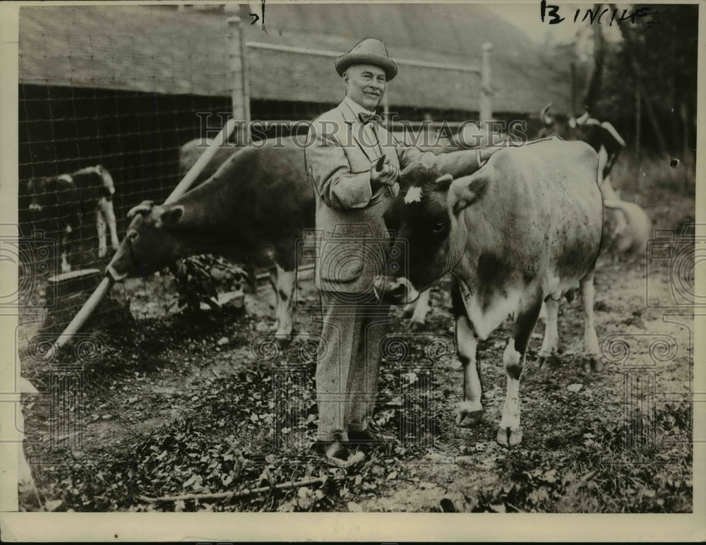 1926 Press Photo Judge EH Gary on a farm with some cows - nep02408