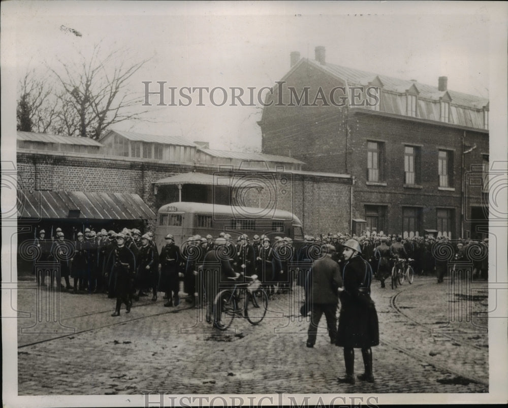 1938 Press Photo Denain France mobile guards & sit down strikers at a factory