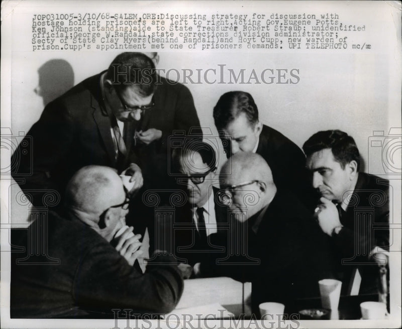 Load image into Gallery viewer, 1968 Press Photo Or Gov Eugene Potts, Robert Straub, Ken Johnson - nep02456
