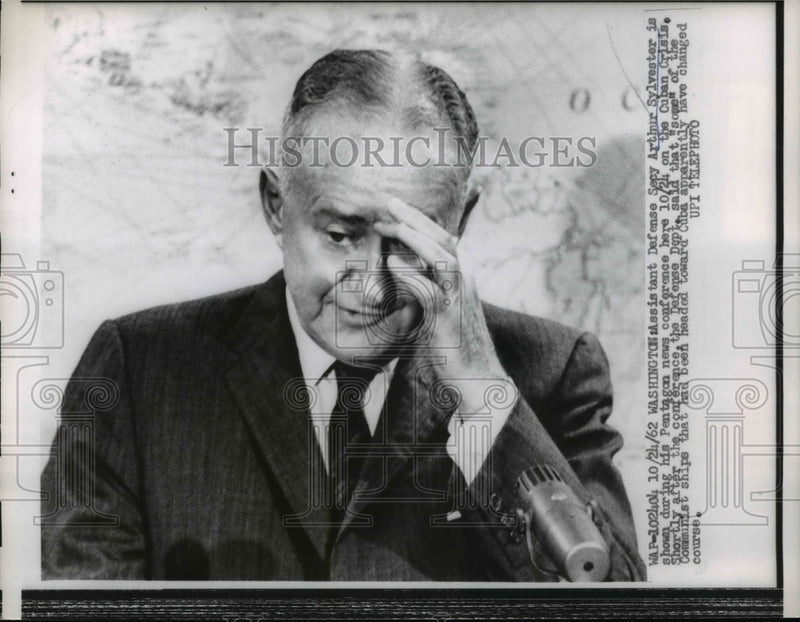 Load image into Gallery viewer, 1962 Press Photo Defense Secretary Arthur Sylvester at DC conference - nep02460

