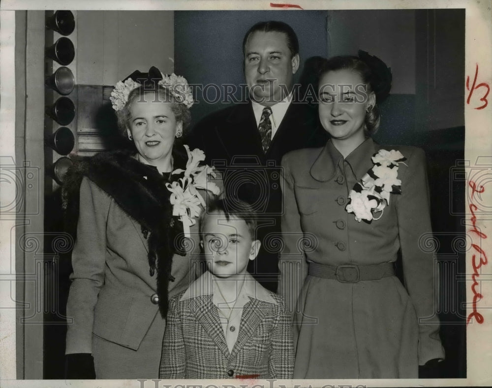 1946 Press Photo Secretary of Interior & Mrs Julius S Kru & family in DC