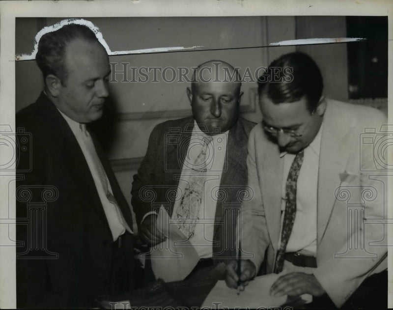 Load image into Gallery viewer, 1934 Press Photo 2nd Fed Savings &amp; Loan pres CW Grove, G Martiucic, CF Smith
