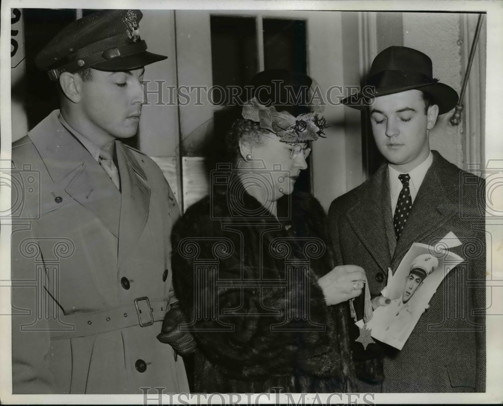 1942 Press Photo Lt Ward Fleming, Mrs Michael Fleming, James Fleming - nep02621- Historic Images