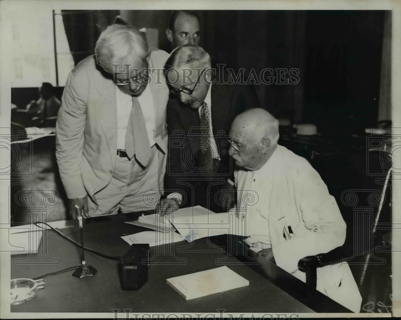 Load image into Gallery viewer, 1933 Press Photo Carl Degersdorff for Kuhn Loeb &amp; Co, Sen John Townsend
