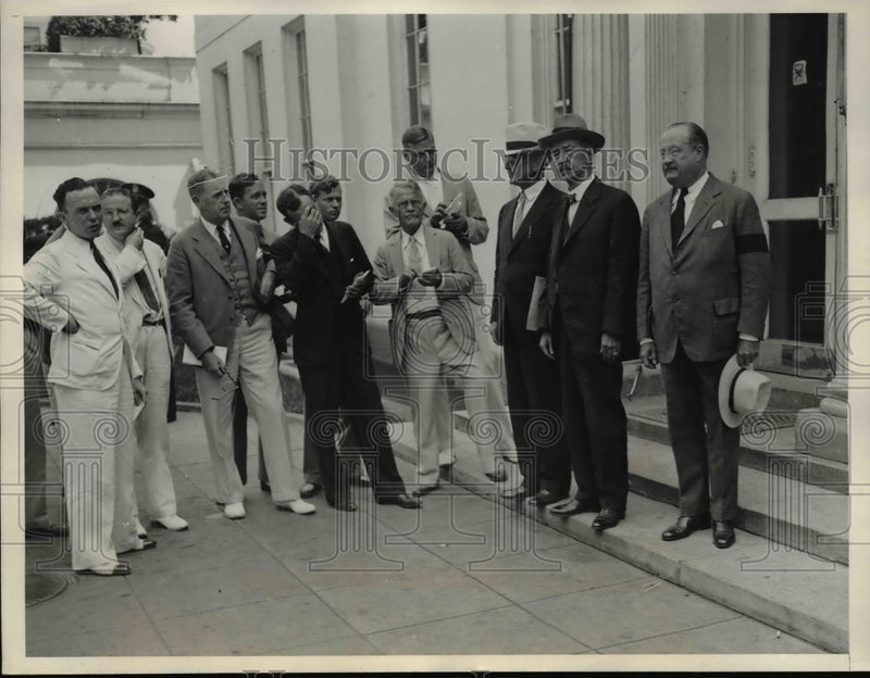 Load image into Gallery viewer, 1933 Press Photo Secretary of Navy Claude Swanson, Asst Secy HL Roosevelt
