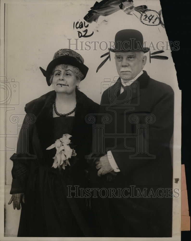 1922 Press Photo Mr & Mrs William Graves Sharp arrive in US on SS France