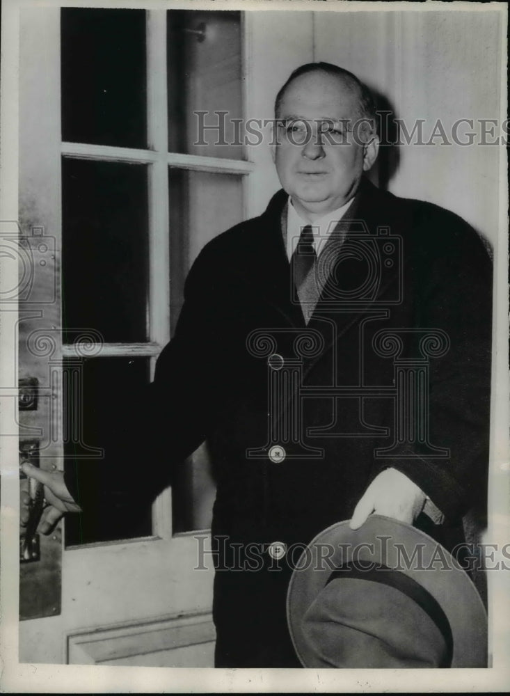 Load image into Gallery viewer, 1947 Press Photo Mark Etheridge KY publisher at White House to see Truman
