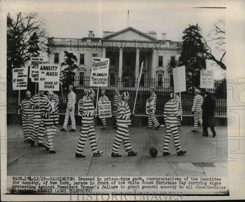 Load image into Gallery viewer, 1947 Press Photo Committee for Amnesty protestors at the White House - nep02999
