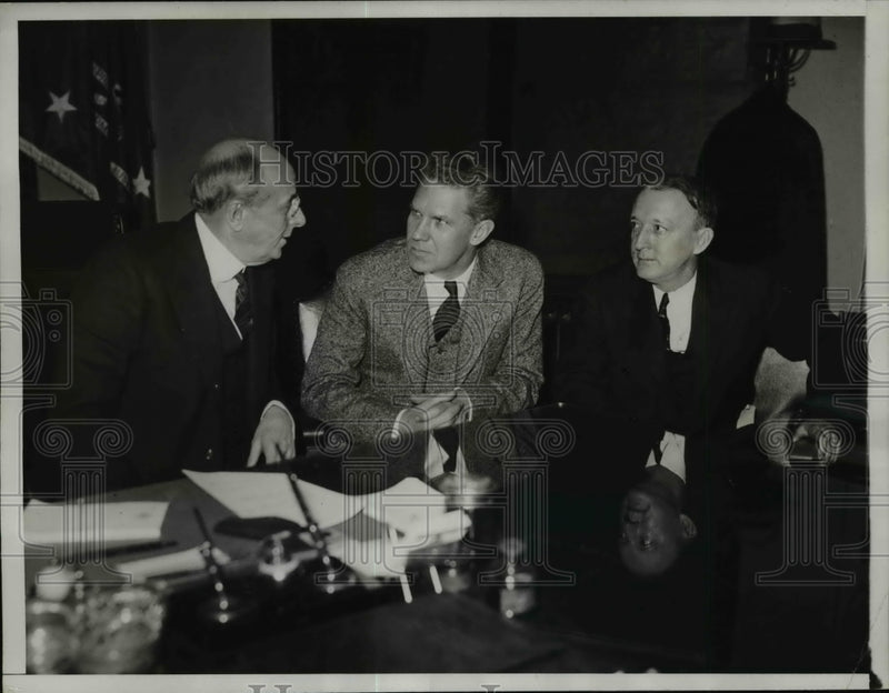 Load image into Gallery viewer, 1934 Press Photo Dept of Justice Airmail probe Atty Gen HS Cummings, CL Ristine
