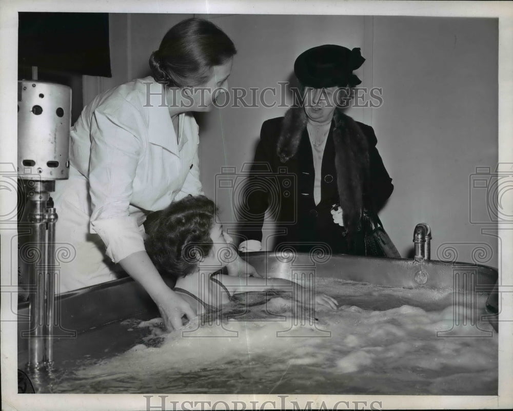 1946 Press Photo Mrs Harry Truman visits Children's Hospital in DC - nep03076