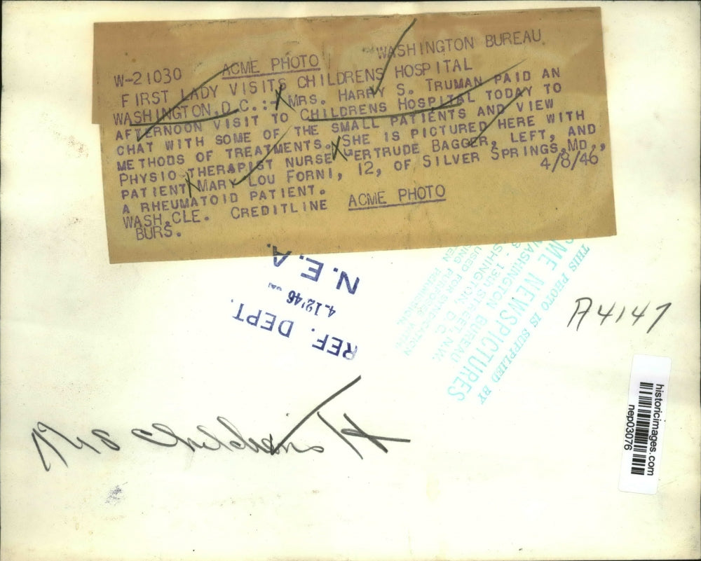 1946 Press Photo Mrs Harry Truman visits Children's Hospital in DC - nep03076