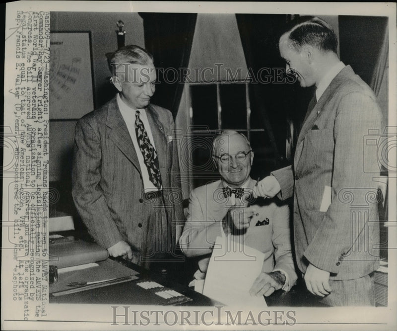 Load image into Gallery viewer, 1947 Press Photo President Truman, AMVET Cmdr Ray Sawyer, Rep F Walter

