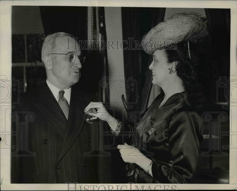 Load image into Gallery viewer, 1946 Press Photo President Truman &amp; Mrs Walter G Craven American Legion Aux
