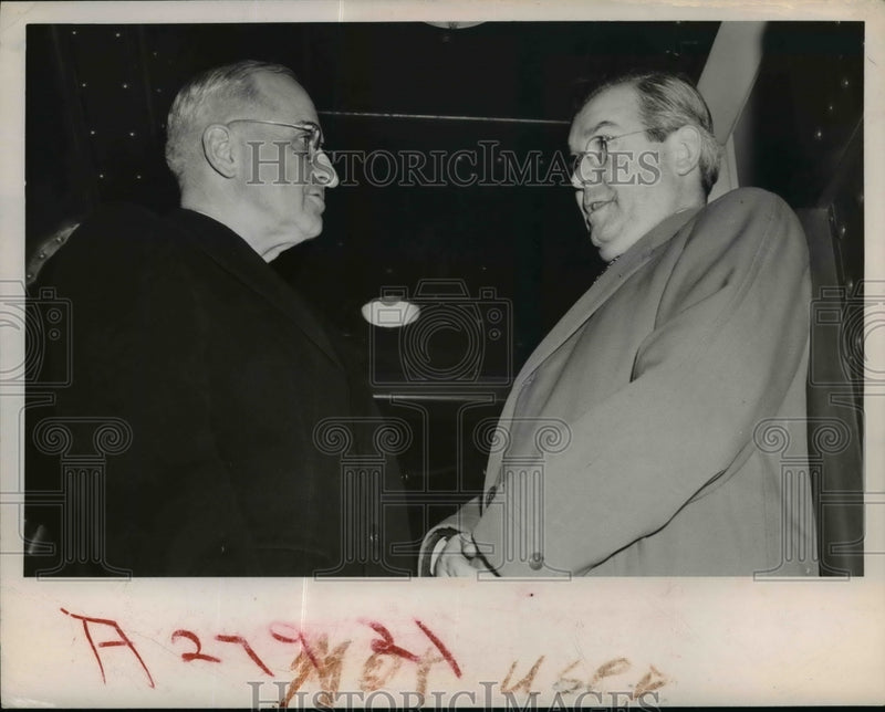 Load image into Gallery viewer, 1948 Press Photo President Truman &amp; Cleveland Mayor Burke - nep03156
