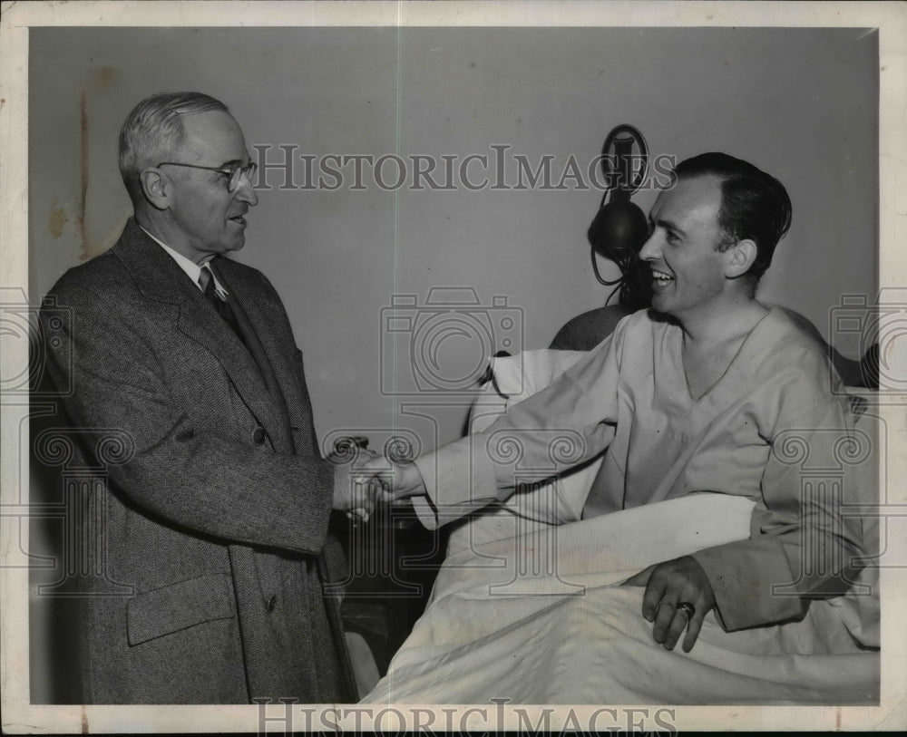 1947 Press Photo President Truman visit to Charles Corte at Georgetown Hospital