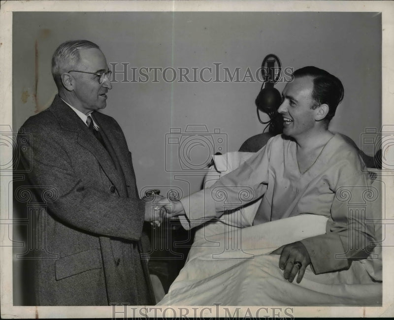 Load image into Gallery viewer, 1947 Press Photo President Truman visit to Charles Corte at Georgetown Hospital
