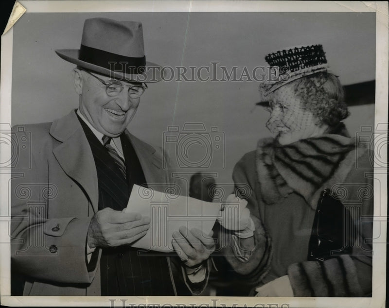 Load image into Gallery viewer, 1947 Press Photo President Truman &amp; sister Mary Jane Truman in Kansas City

