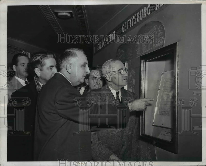 Load image into Gallery viewer, 1947 Press Photo President Truman, Atty General Tom Clark, Fred Vinson
