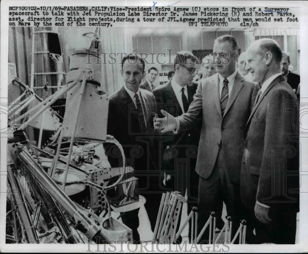 1969 Press Photo Vice President Spiro Agnew &amp; Surveyor spacecraft in CA- Historic Images